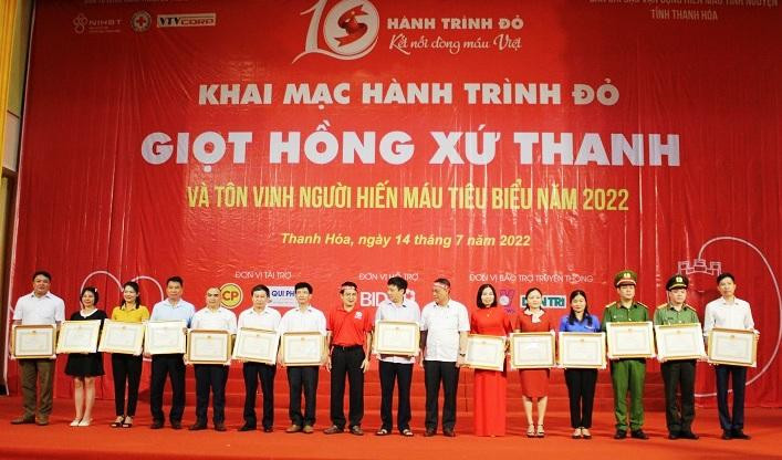 Các tập thể, gia đình, cá nhân tiêu biểu trong phong trào hiến máu tình nguyện được tỉnh Thanh Hóa biểu dương, khen thưởng.