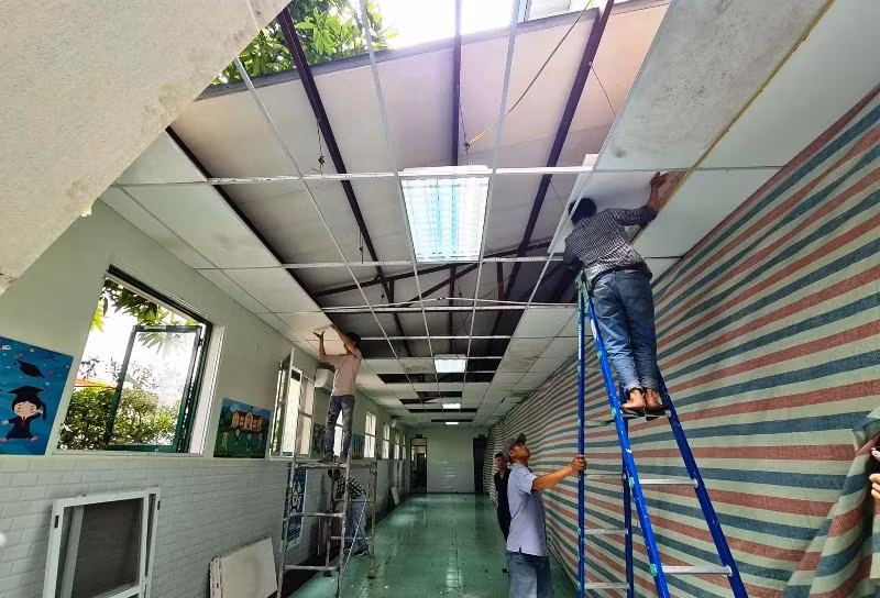 Chủ đầu tư tự tháo dỡ công trình vi phạm trật tự xây dựng. (Ảnh: Ngọc Anh)