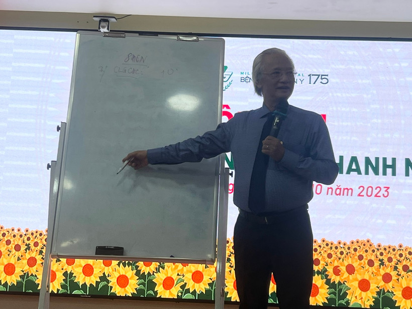 Báo cáo viên Trần Trung Quang truyền đạt những kiến thức với chủ đề “Tự tin trước công chúng”.