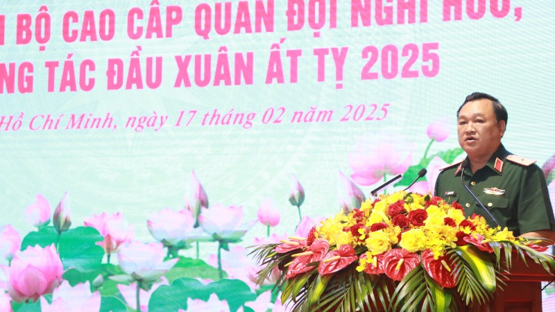 Thiếu tướng Trần Vinh Ngọc, Ủy viên Thường vụ Đảng ủy, Phó Chính ủy Quân khu 7 phát biểu tại buổi gặp mặt.