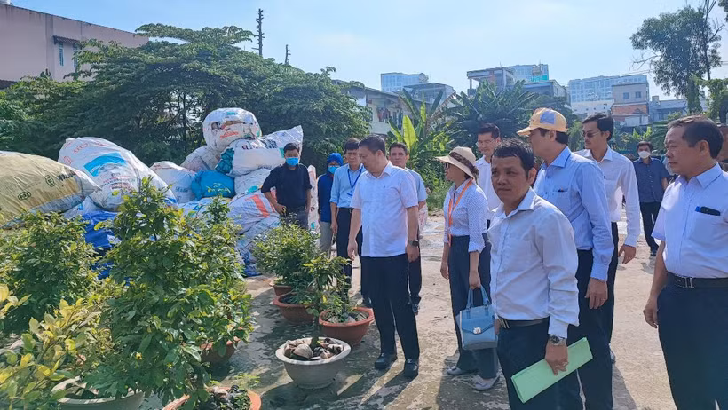 Lãnh đạo Thành phố Hồ Chí Minh cùng các sở, ban, ngành liên quan kiểm tra thực tế điểm nguy cơ phát sinh lăng quăng trên địa bàn phường Hiệp Bình Chánh, thành phố Thủ Đức. (Ảnh HCDC)