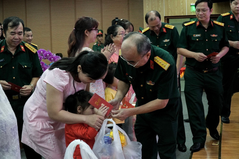 Đại diện lãnh đạo Bệnh viện Quân Y 175 thăm hỏi và gửi quà cho "Hậu phương chiến sĩ".