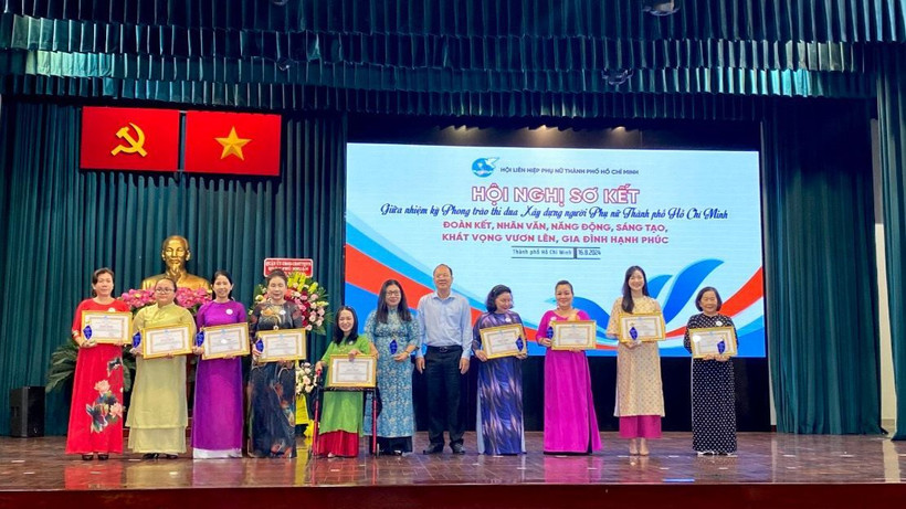 Ông Nguyễn Hồ Hải, Phó Bí thư Thường trực Thành ủy Thành phố Hồ Chí Minh trao Bằng khen cho tập thể, cá nhân đã có thành tích tiêu biểu trong phong trào thi đua.