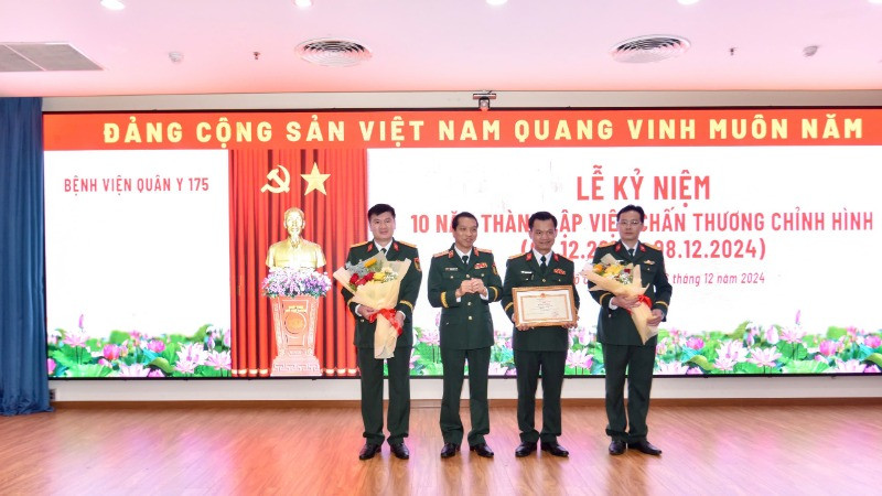 Viện Chấn thương chỉnh hình, Bệnh viện Quân y 175 đón nhận Bằng khen của Bộ Quốc phòng.