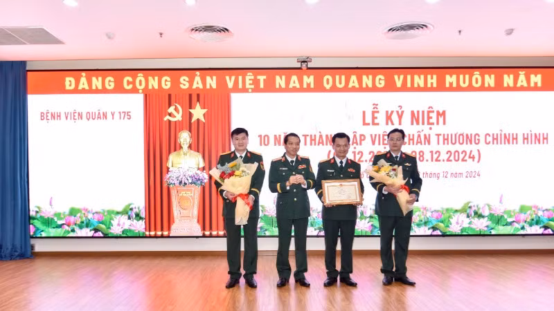 Viện Chấn thương chỉnh hình, Bệnh viện Quân y 175 đón nhận Bằng khen của Bộ Quốc phòng.