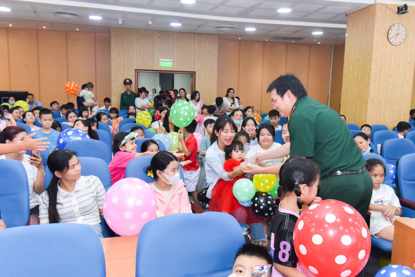 Hơn 1600 phần quà được đại diện Ban lãnh đạo bệnh viện tặng cho các cháu thiếu nhi.