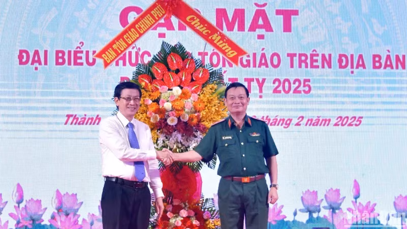 Lãnh đạo Ban Tôn giáo Chính phủ tặng hoa chúc mừng Bộ Tư lệnh Quân khu tại buổi gặp mặt.