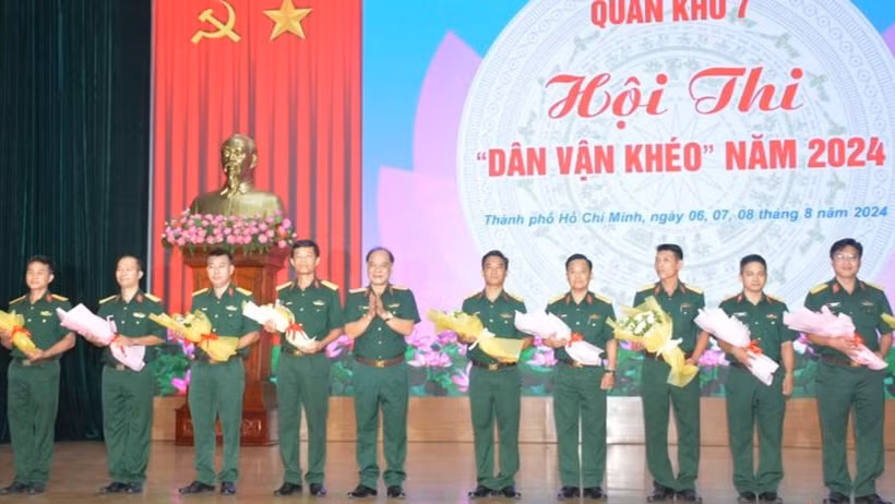 Thiếu tướng Hoàng Đình Chung, Chủ nhiệm Chính trị Quân khu 7, Trưởng ban Tổ chức Hội thi, tặng hoa chúc mừng các đội thi. 