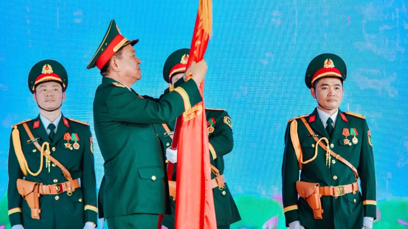 Thừa ủy quyền của Chủ tịch nước, Thượng tướng Võ Minh Lương trao danh hiệu Anh hùng Lực lượng vũ trang nhân dân tặng Khoa Hồi sức tích cực, Bệnh viện Quân y 175. 