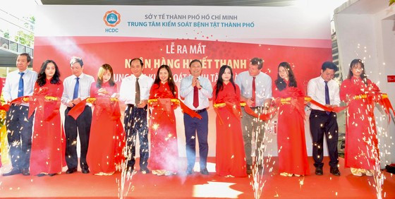 Các đại biểu cắt băng khánh thành ngân hàng huyết thanh.