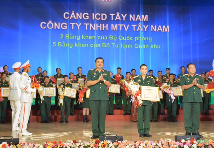 Các tập thể có thành tích được Đảng ủy, Bộ tư lệnh Quân khu 7 tuyên dương.