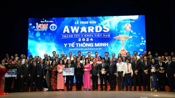 Các đại biểu chụp hình lưu niệm với các tập thể đoạt giải