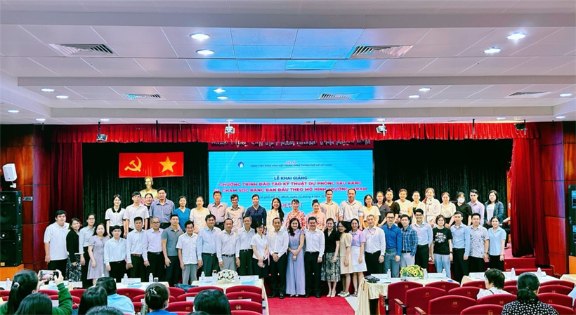 Các học viên tham dự tập huấn Chương trình đào tạo kỹ thuật dự phòng sâu răng và chăm sóc răng miệng theo mô hình trường-trạm 