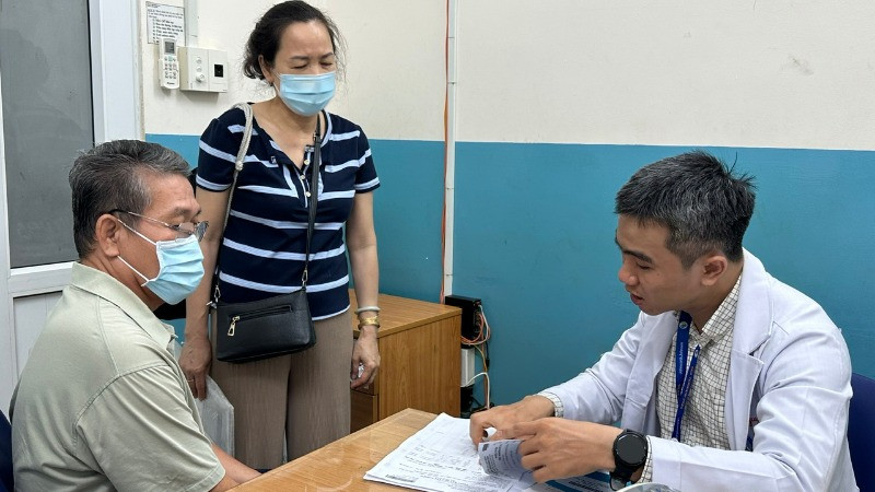 Bác sĩ Chuyên khoa II Nguyễn Phúc Nguyên đang trao đổi với người bệnh và người nhà trong đợt tái khám.