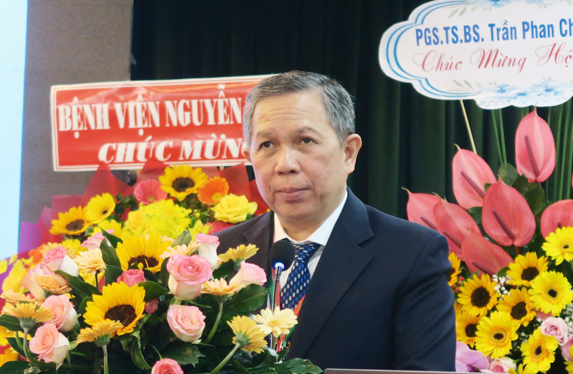 TS,BS Lê Trần Quang Minh, Giám đốc Bệnh viện Tai mũi họng Thành phố Hồ Chí Minh phát biểu và báo cáo tại hội nghị.