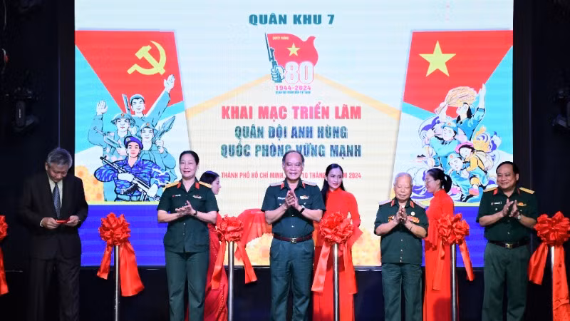 Các đại biểu cắt băng khai mạc triển lãm