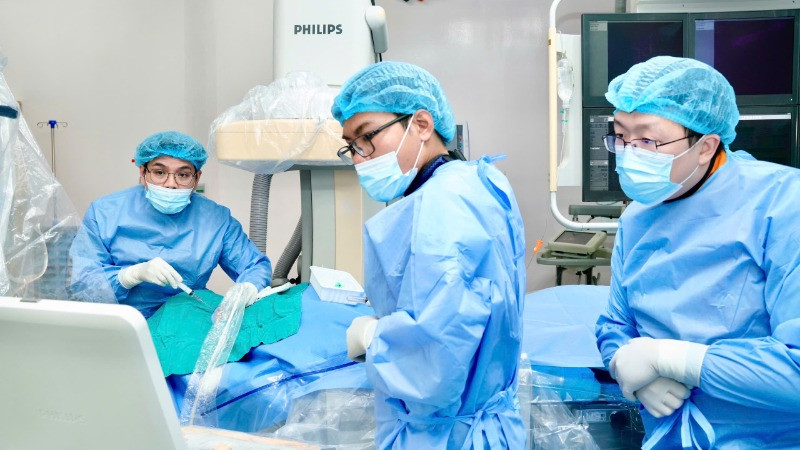 Bác sĩ Nguyễn Xuân Vinh, khoa Tim mạch Can thiệp, Bệnh viện Đại học Y Dược Thành phố Hồ Chí Minh thực hiện kỹ thuật sinh thiết nội mạc cơ tim.