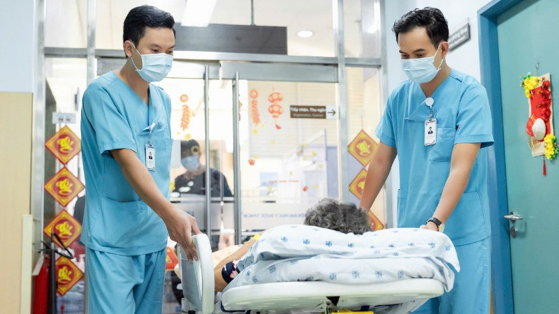 Bác sĩ và nhân viên y tế, khoa Cấp cứu, Bệnh viện Đại học Y Dược Thành phố Hồ Chí Minh luân phiên trực Tết để đảm bảo đủ quân số bác sĩ trực như ngày bình thường.