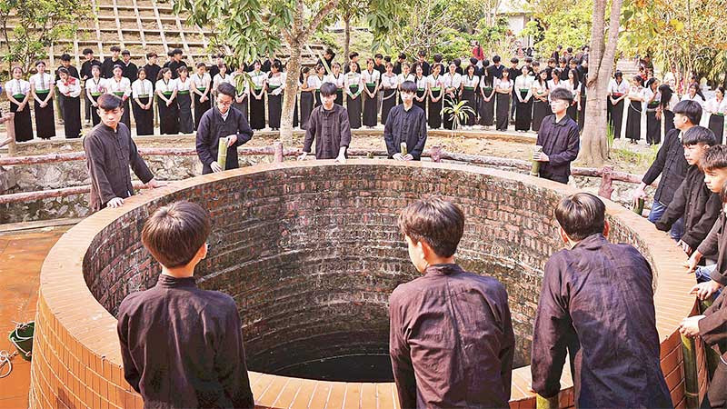 Mó nước nơi Nàng Han tắm rửa trước khi bay về trời nằm ngay dưới chân đền thờ đã được trùng tu, tôn tạo.