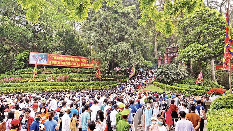 Đông đảo du khách về dâng hương tưởng niệm các Vua Hùng.