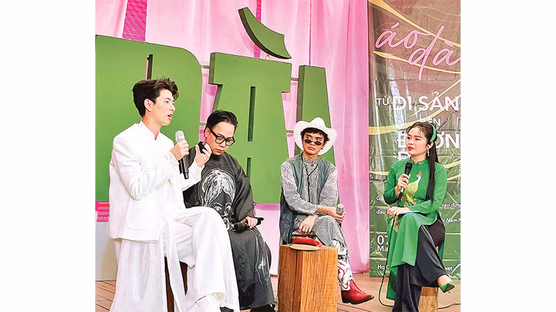 Các khách mời chia sẻ về sự sáng tạo khi thiết kế trang phục lấy cảm hứng từ áo dài truyền thống.