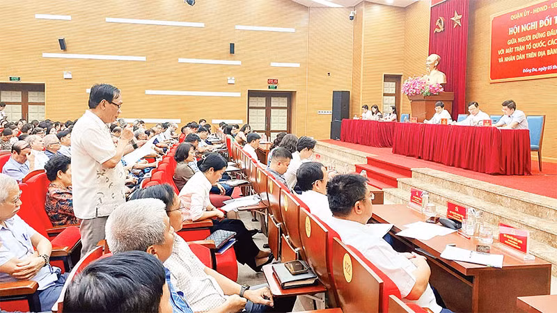  Một buổi đối thoại của lãnh đạo quận Đống Đa với người dân trên địa bàn. 