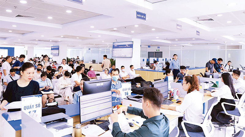 Người dân được tiếp đón, hỗ trợ tận tình khi đến làm việc tại Chi nhánh số 1, Trung tâm Phục vụ hành chính công Hà Nội.