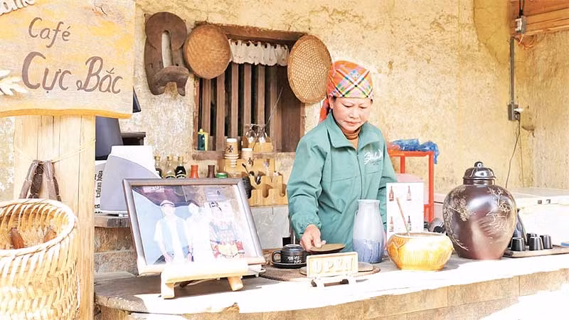 Chị Lù Thị Vấn, thôn Lô Lô Chải, xã Lũng Cú, huyện Đồng Văn có nguồn thu hàng trăm triệu đồng mỗi năm nhờ quán cà-phê Cực Bắc và làm dịch vụ lưu trú.