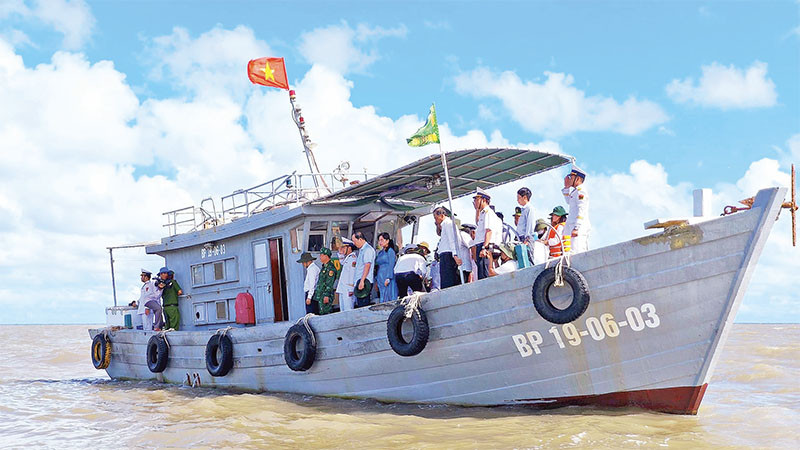 Tàu của Bộ đội Biên phòng Cà Mau chở nhân chứng lịch sử đến thăm cửa biển Vàm Lũng.