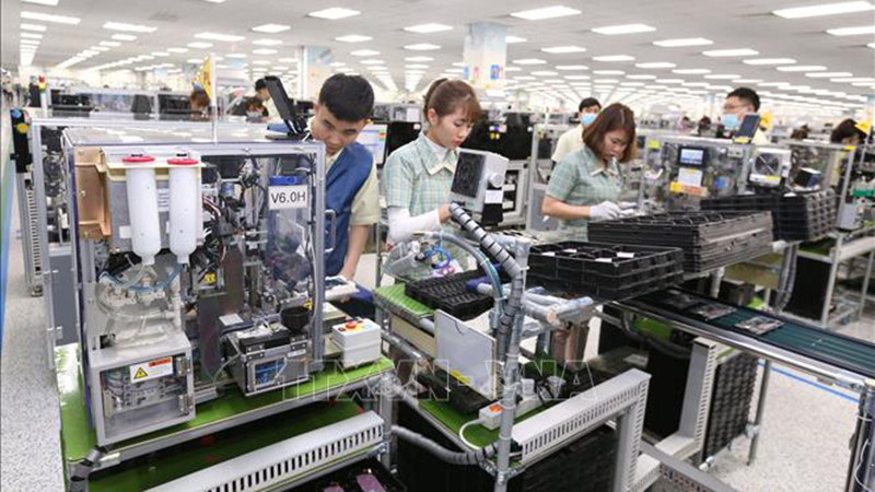 Công nhân Công Ty TNHH Samsung Electronics Việt Nam đóng trên địa bàn Khu Công nghiệp Yên Bình, phường Đồng Tiến, thị xã Phổ Yên, tỉnh Thái Nguyên sản xuất điện thoại thông minh. (Ảnh: TTXVN)