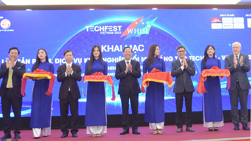 Các đại biểu dự lễ khai mạc.