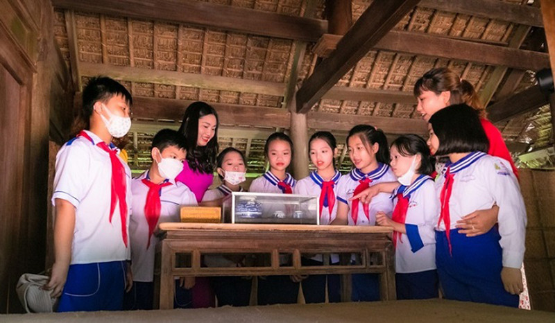 Các cháu thiếu nhi đến thăm quan quê Bác ở Kim Liên (Nam Đàn).