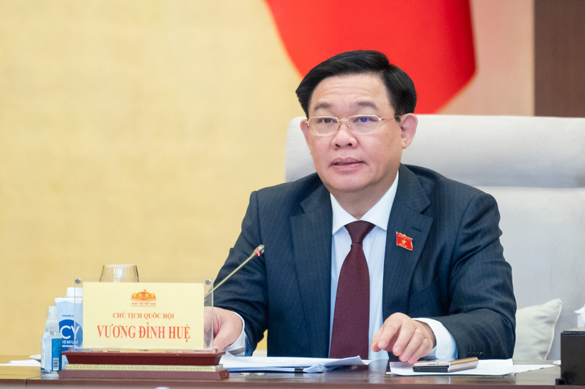Chủ tịch Quốc hội Vương Đình Huệ phát biểu tại cuộc họp. 