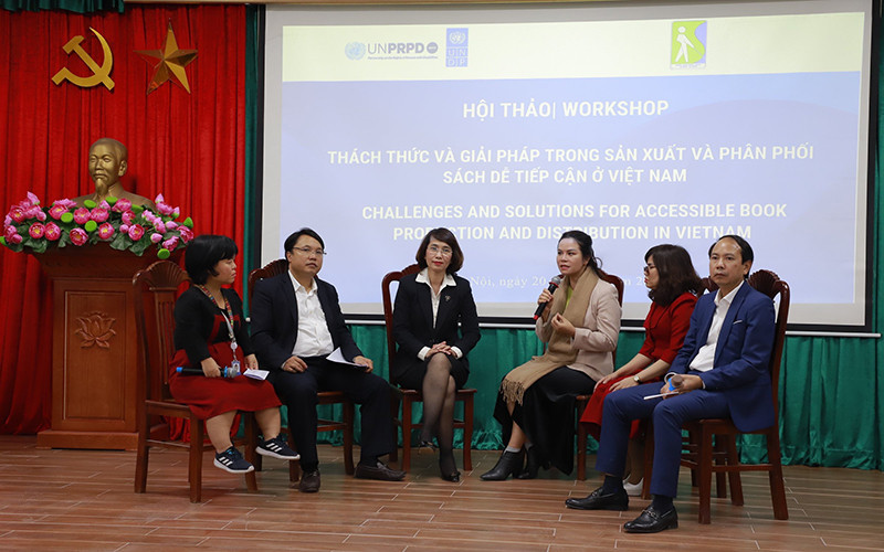 Các đại biểu tham gia tọa đàm Thực trạng và giải pháp cho công tác sản xuất và phân phối sách dễ tiếp cận ở Việt Nam.