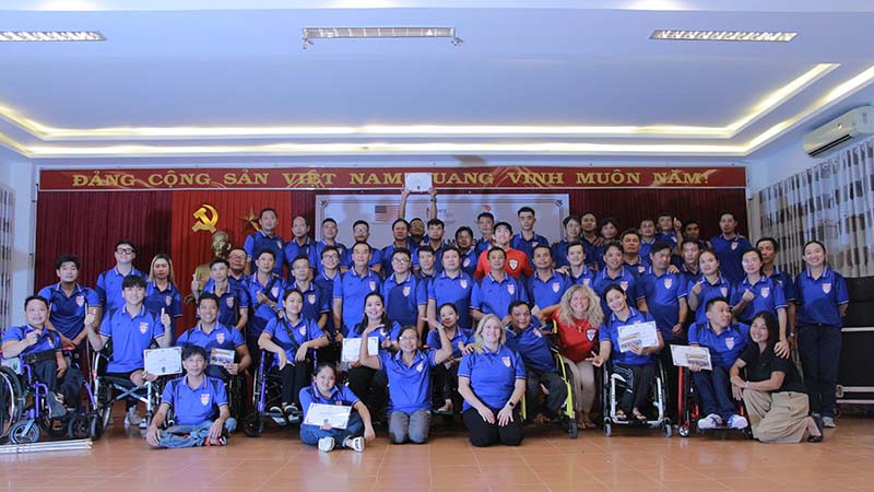 Các huấn luyện viên và vận động viên tham gia chương trình. (Ảnh: Đại sứ quán Hoa Kỳ)