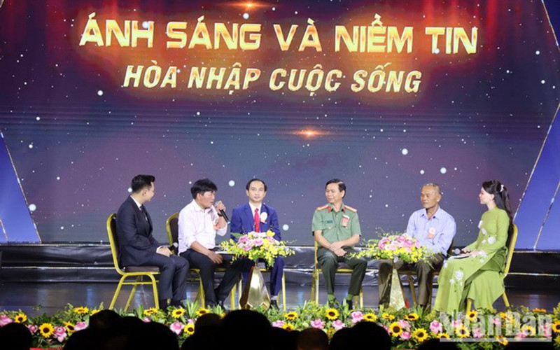 Giao lưu với các tấm gương và mô hình tiêu biểu về tái hòa nhập cộng đồng.