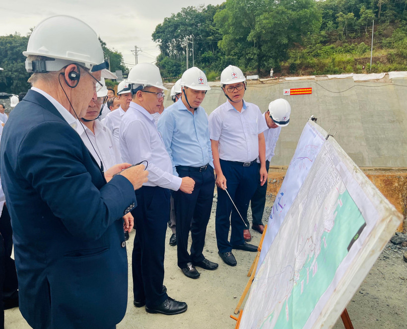 Đoàn công tác của Bộ Công thương và Phái đoàn Liên minh châu Âu (EU) đi kiểm tra thực tế tại Dự án Nhà máy Thủy điện Ia Ly mở rộng.