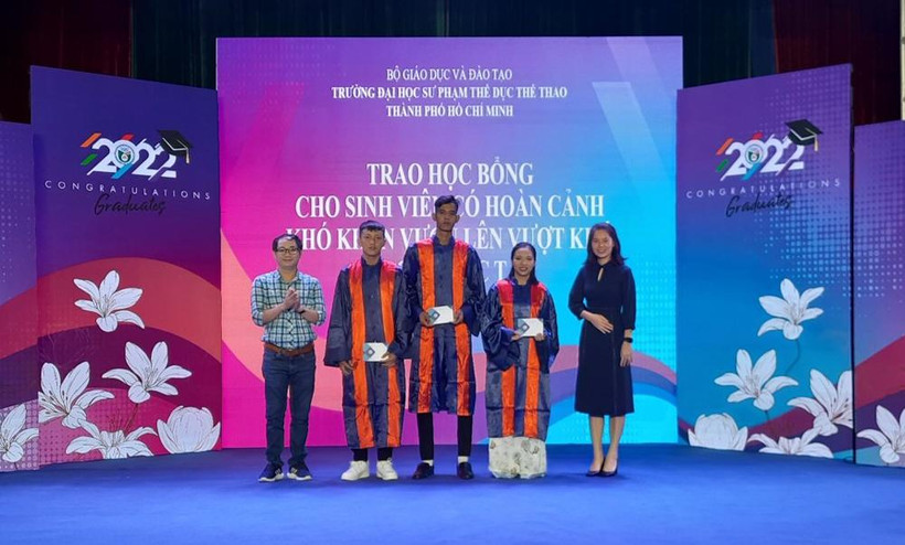 Các nhà tài trợ trao học bổng cho các sinh viên nghèo vượt khó học tập.