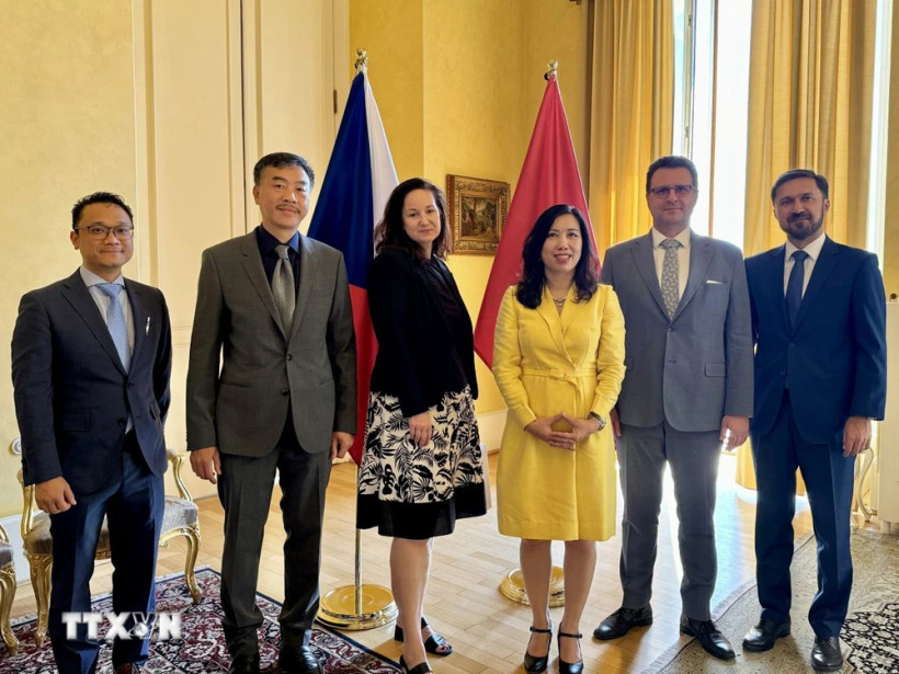Thứ trưởng Ngoại giao Lê Thị Thu Hằng (thứ 3, phải sang) và bà Katerina Sequensova (thứ 3, trái sang) tại buổi gặp. (Ảnh: TTXVN)