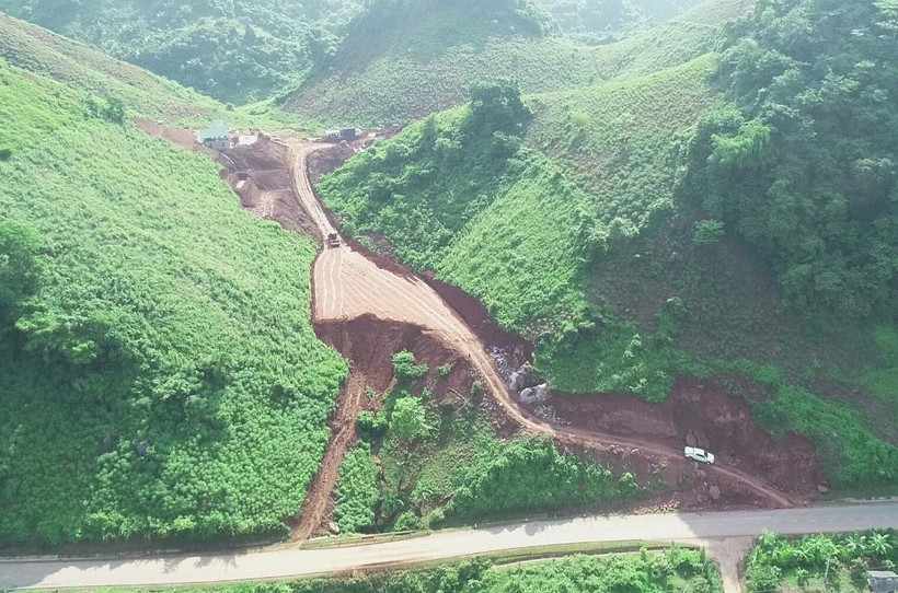 Khu vực san ủi đất nằm cách quốc lộ 279 khoảng 50m.