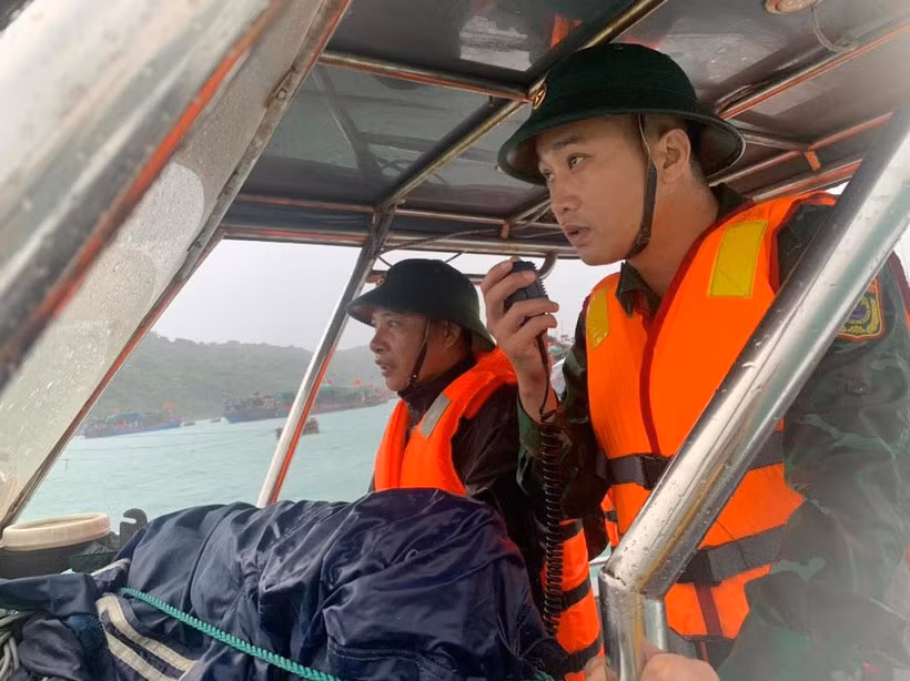 Bộ đội Biên phòng Cô Tô kêu gọi tàu thuyền về nơi tránh trú bão an toàn.