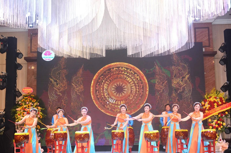 Tiết mục nghệ thuật chào mừng.