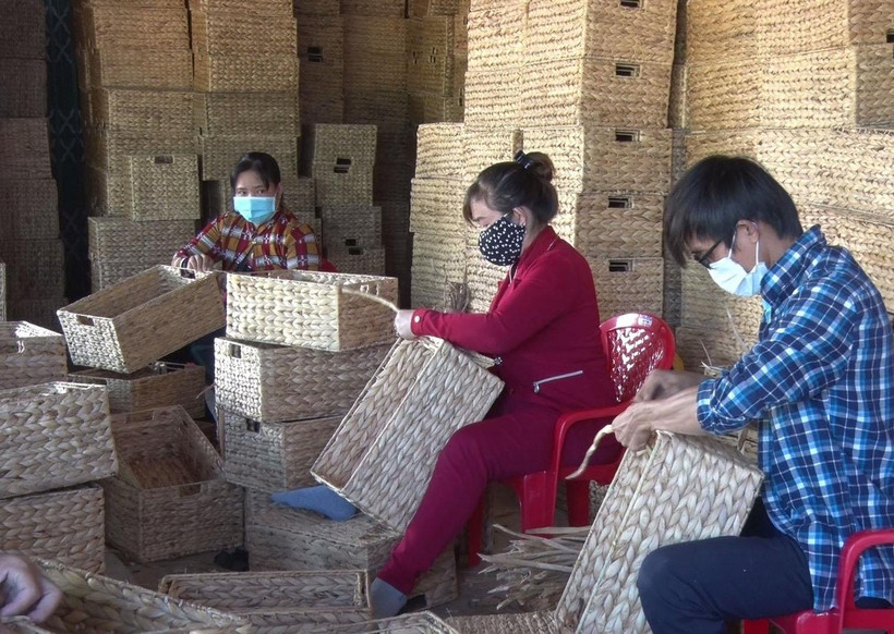 Tạo việc làm cho lao động nghèo nông thôn trên địa bàn thị xã Kiến Tường, tỉnh Long An là giải pháp giảm nghèo bền vững. 