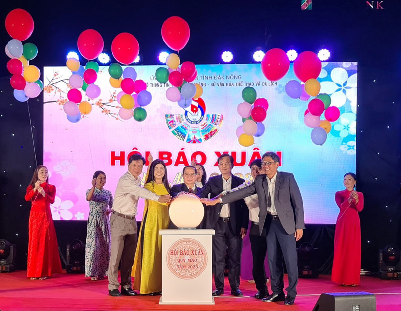 Đại biểu tham dự và các đơn vị tổ chức nhấn nút khai trương Hội báo.