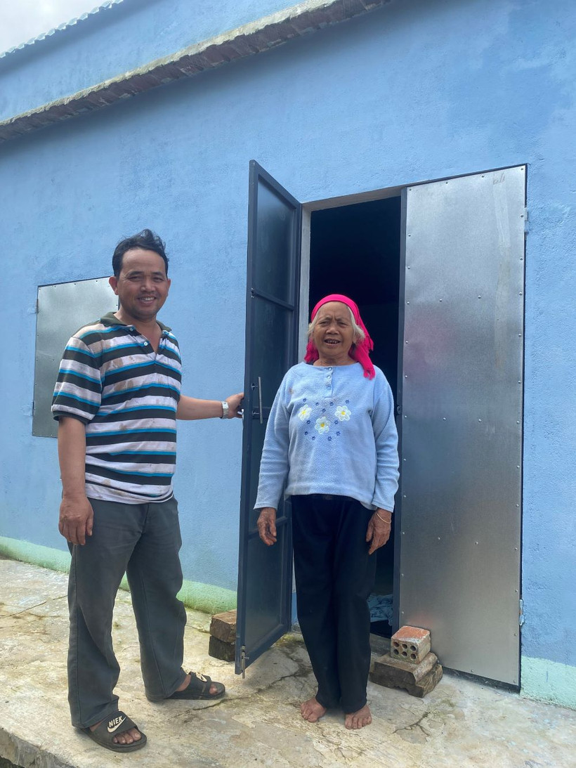 Bí thư chi bộ, Trưởng thôn Hòa Ngãi La Lang Tiến luôn gần gũi, quan tâm thăm hỏi bà con trong buôn làng.