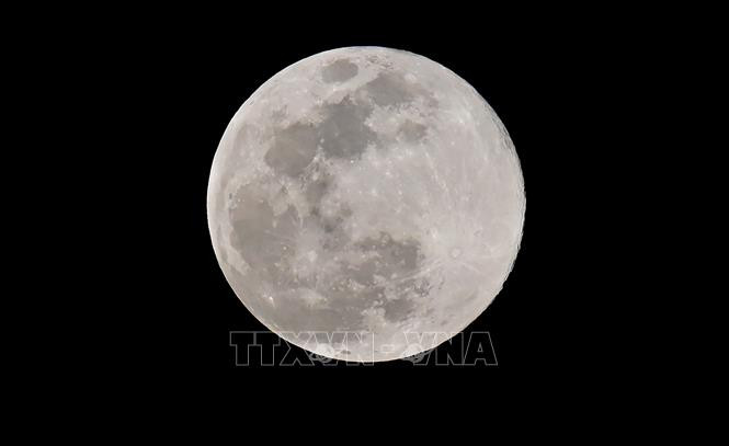 Mặt trăng nhìn từ Los Angeles, Mỹ. Ảnh: AFP/ TTXVN