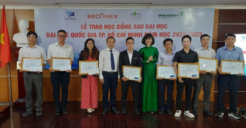 Ban tổ chức trao học bổng cho các nghiên cứu sinh. 