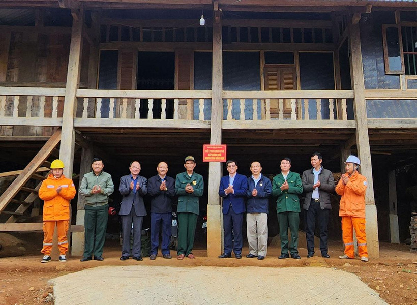 Ngôi nhà nghĩa tình đồng đội được trao cho cựu chiến binh Quàng Văn Lả, bản Cun, xã Chiềng Lao. 