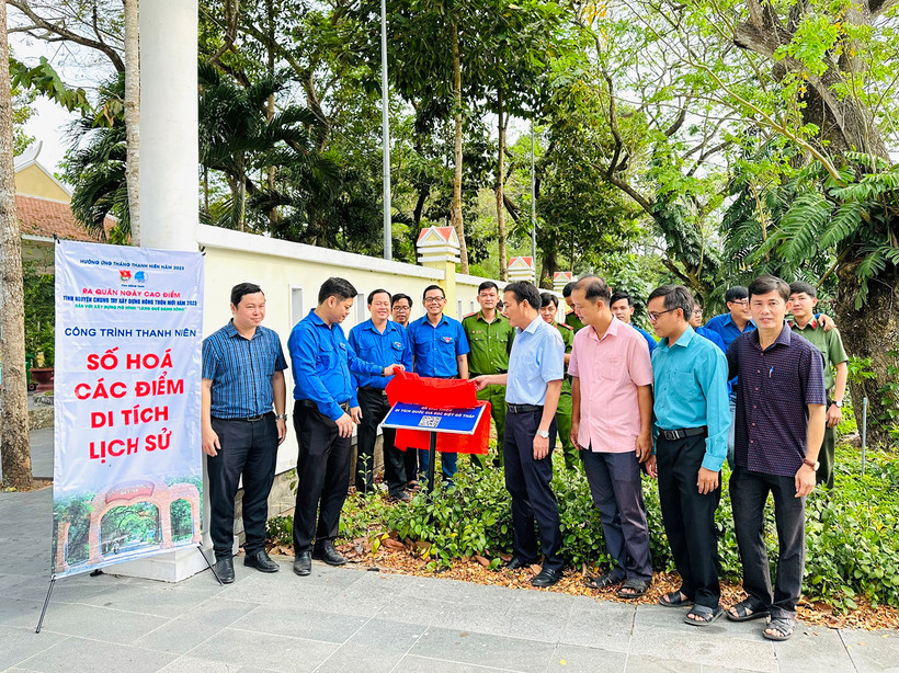 Tặng công trình thanh niên số hóa các điểm di tích lịch sử.