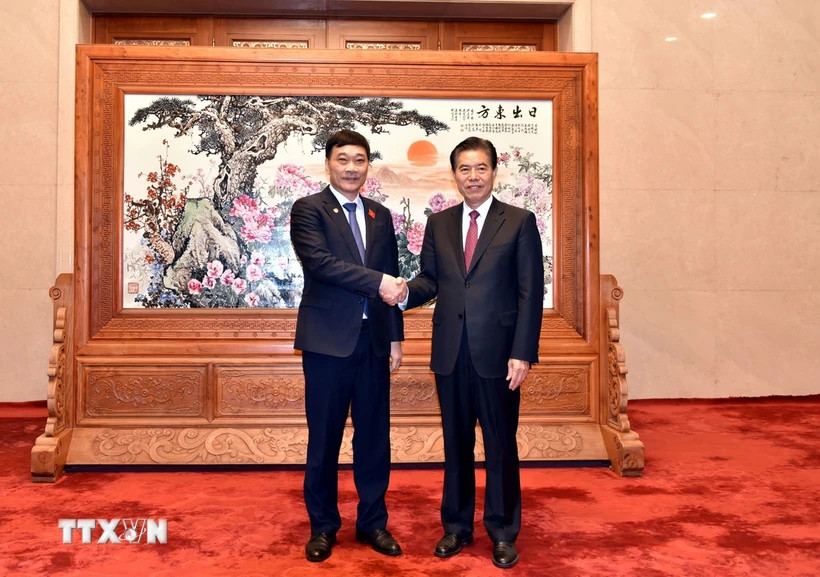 Chủ nhiệm Ủy ban Kinh tế của Quốc hội Vũ Hồng Thanh (trái) và Chủ nhiệm Ủy ban Kinh tế-Tài chính Nhân Đại toàn quốc Trung Quốc Trung Sơn. (Ảnh: TTXVN)